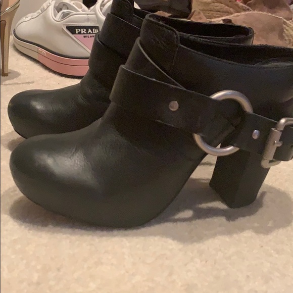 Black Vera Wang Lavender label booties. - Picture 4 of 6